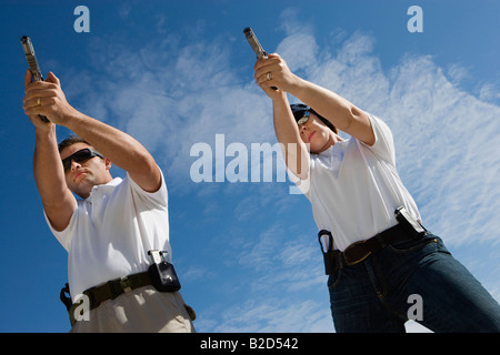 Mann und Frau mit dem Ziel Handfeuerwaffen am Schießplatz, niedrigen Winkel Ansicht Stockfoto