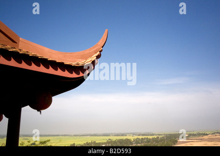 Ein Tempel auf einem Hügel mit Blick auf die umliegende Landschaft in Vietnam. Dies ist das Grenzgebiet zu Kambodscha. Stockfoto