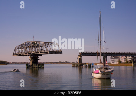 Boote fahren Sie unter Sullivan s Island South Carolina Drehbrücke entlang des Intercoastal Waterway in der Nähe von Charleston Stockfoto