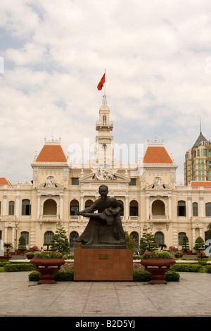 Eine Statue von Ho Chi Minh mit einem Kind in Ho-Chi-Minh-Stadt (Saigon), die Hauptstadt von Süd-Vietnam. Stockfoto