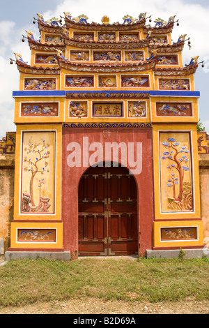 Ein Tor führt zum Mieu Tempel Complex in der Nguyen Kaiserpalast-Komplex (Hue Cung Vua) in Hue, Vietnam. Stockfoto