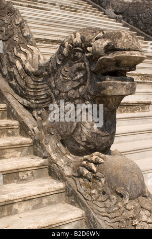 Ein steinerner Drachen bewacht das Grab eines der Nguyen-Kaiser in Hue, Vietnam. Dies ist der Eingang zum Grab von Khai Dinh. Stockfoto