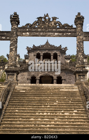 Stufen führen hinauf zu dem Grab von Khai Dinh, eines der Dynastie der Nguyen-Kaiser in Hue, Vietnam. Stockfoto