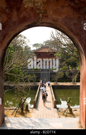 Ein Tor am Grab von Minh Mang in Hue, Vietnam. Stockfoto