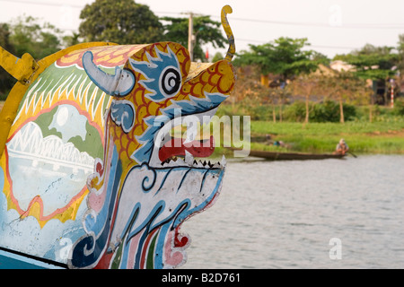 Boote mit Drachen geformt Bug fahren entlang des Parfüm-Flusses in Hue. Sie nehmen Touristengruppen am Fluss. Stockfoto