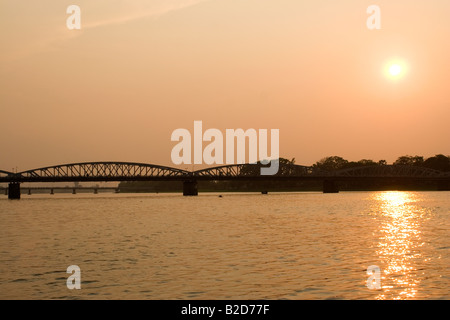 Sonnenuntergang über der Truong Thien Tien Huong Brücke auf dem Parfüm-Fluss (Huong Fluss) in Hue, Vietnam. Stockfoto