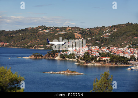 Griechenland Nördlichen Sporaden Skiathos Insel einen blaue Panorama Boeing 737-300 Urlaub Charter Jet Landung Stockfoto