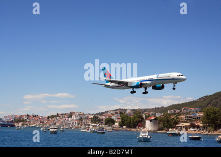 Griechenland Nördlichen Sporaden Skiathos Insel einen erste Wahl Boeing 757 Urlaub Charter Jet Landung Stockfoto