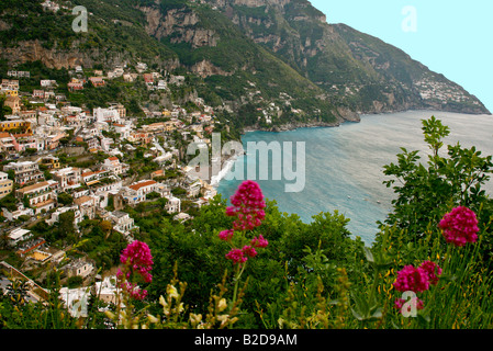 Positano-Stadt und die Bucht. Beliebter Urlaubsort, Amalfiküste, Italien Stockfoto