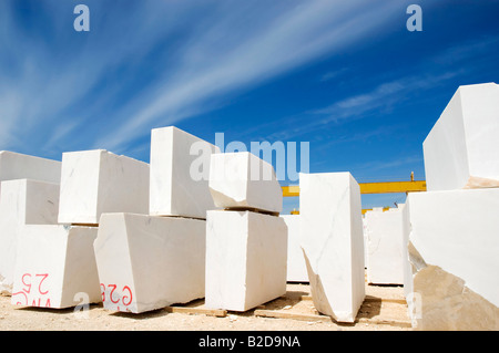 Marmorblöcke ausgerichtet im Fabrikhof Alentejo Portugal Stockfoto