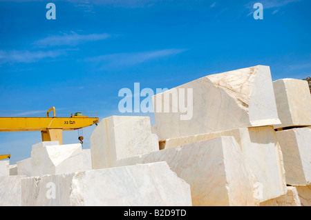 Marmorblöcke ausgerichtet im Fabrikhof Alentejo Portugal Stockfoto