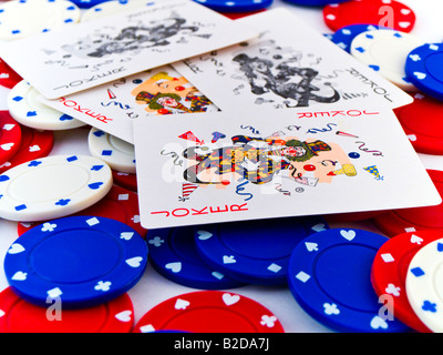 Rot weiß und blau Pokerchips und Joker auf weißem Hintergrund Stockfoto