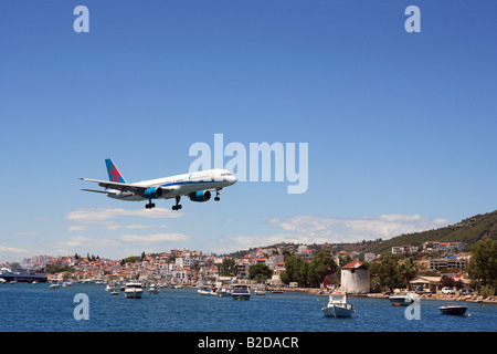 Griechenland Nördlichen Sporaden Skiathos Insel einen erste Wahl Boeing 757 Urlaub Charter Jet Landung Stockfoto