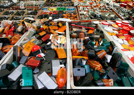 Auto Ersatzteile Teile Box Shop Kfz-Artikel Verkauf durcheinander Ausstellung Motorhaube Schale Körper Flügel Rot Blau Silber weiße Ziegel Leistungsschalter Metall Stockfoto