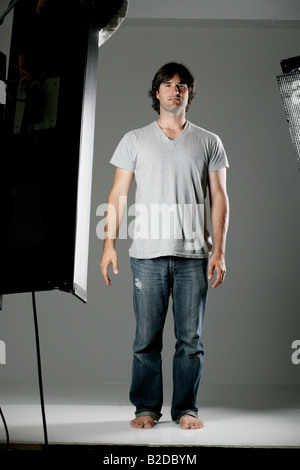 Junger Mann posiert im Studio gedreht. Stockfoto