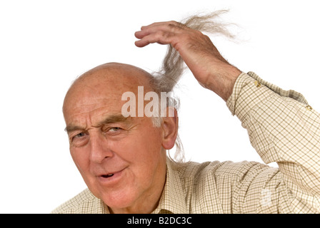 Horizontale Nahaufnahme Portrait ein älterer Herr, der Unterstützung von eines langen Kamms über Frisur Stockfoto