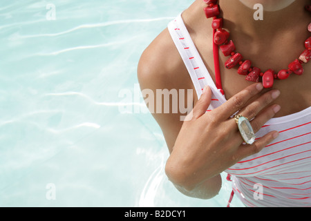 Blick auf die junge Frau im Pool beschnitten. Stockfoto