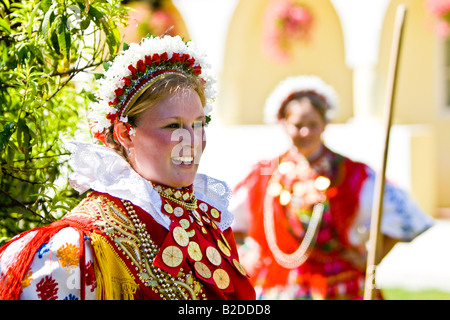 Mädchen in der kroatischen Tracht mit Dukaten auf die Kleidung und Kopfbedeckung Stockfoto