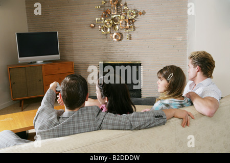 Jungen Retro Paare vor dem Fernseher. Stockfoto