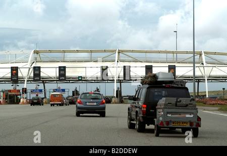 Französische Autobahn Mautstelle auf der A16 Autoroute nördlichen Frankreich Europa die Mautstelle oder T-Zahlungssystem Stockfoto