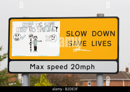 Straßenschild außerhalb der englischen Schule mit einer maximalen Geschwindigkeit von 20 Meilen pro Stunde Stockfoto