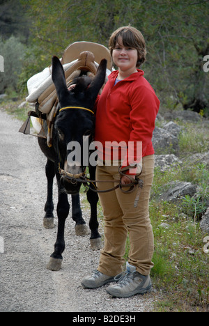 junges Mädchen mit einem Haustier Esel, in der Nähe von Campell, Marina Alta, Provinz Alicante, Comunidad Valenciana, Spanien Stockfoto