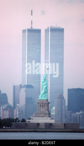 Freiheitsstatue und Zwillingstürme des World Trade Center New York City Manhattan Stockfoto