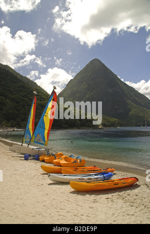 St Lucia Gros Piton vulkanische Stecker überragt Piton Bucht und Strand der Jalousie Plantation Hotel Stockfoto