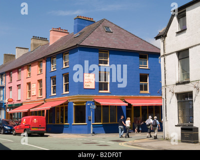 Petes Eats Cafe in bunten blauen Gebäude an Hauptstraße im walisischen Dorf. Llanberis Gwynedd Nordwales UK Stockfoto