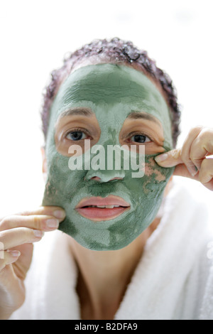 Afroamerikanische Frau Gesichtsmaske abziehen. Stockfoto