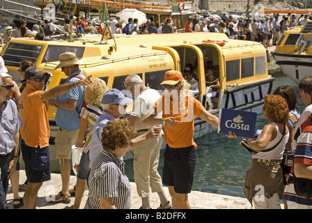 Kreuzfahrtschiffen Sie von der Costa Serena von Costa Personal im Hafen von Dubrovnik zu Ausschreibungen gerichtet Passagiere von Stockfoto