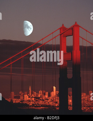 Golden Gate Bridge San Francisco Kalifornien Vereinigte Staaten Trans Amerika Gebäude und Vollmond Stockfoto