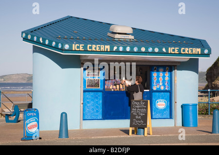 Person, die im Sommer Eis an einem Kiosk am Meer des Badeortes kauft. Benllech Anglesey North Wales, Großbritannien Stockfoto