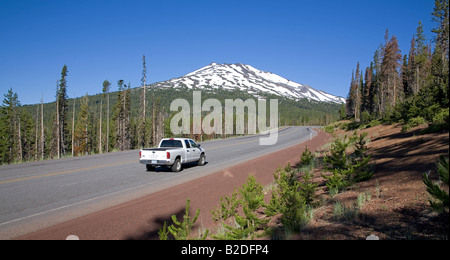 Ein Blick auf die Kaskade Seen Autobahn ein Oregon Scenic Byway in der Nähe von Mount Bachelor und Bend Oregon Stockfoto