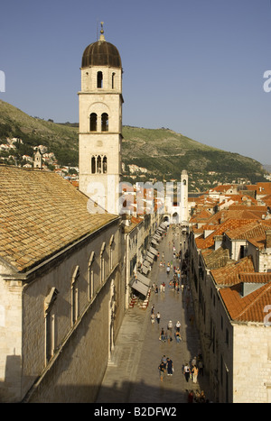 Placa Stradun, Hauptstraße der Altstadt von Dubrovnik aus Stadtmauer mit Kirche St. Saviour auf der linken Seite betrachtet Stockfoto