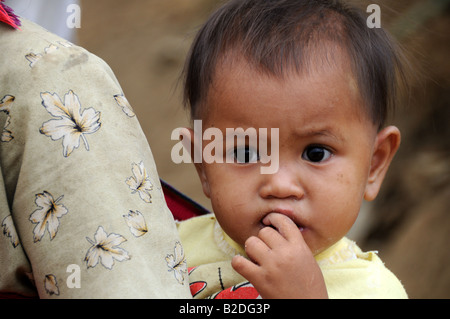 Baby Boy in einer Schlinge Zentrales Hochland Vietnam durchgeführt werden Stockfoto