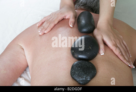 Reife Frau immer hot-Stone-Massage. Stockfoto