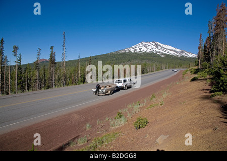 Ein Blick auf die Kaskade Seen Autobahn ein Oregon Scenic Byway in der Nähe von Mount Bachelor und Bend Oregon Stockfoto