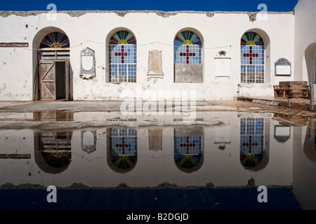 Reflexionen auf dem Boden im Inneren einer Kirche, die Schäden von Hurrikan Ivan 2004 Stockfoto