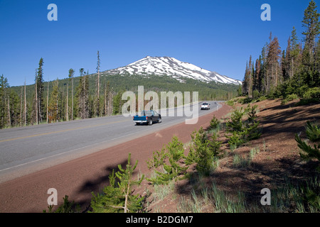 Ein Blick auf die Kaskade Seen Autobahn ein Oregon Scenic Byway in der Nähe von Mount Bachelor und Bend Oregon Stockfoto