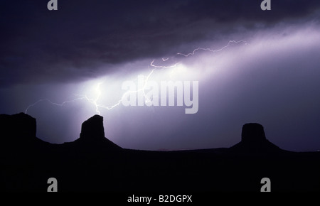 Blitzeinschlag im Monument Valley in Utah Four Corners Buttes Navajo Nation Gewitter Gewitter Stockfoto