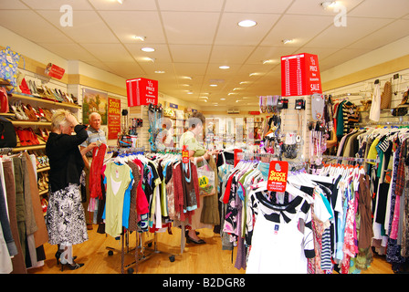 Charity Shop Interieur, Marktplatz, Melton Mowbray, Leicestershire, England, Vereinigtes Königreich Stockfoto