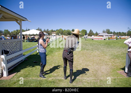 Fahrer und Zuschauer jubeln auf einen Reiter Jäger Wettbewerb auf die High Desert Classic Pferd und Reiten-show Stockfoto