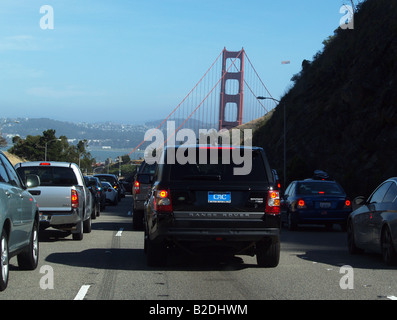 Verkehr bauen im Anflug auf San Francisco Golden Gate Bridge Stockfoto