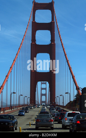 Verkehr auf der Golden Gate Bridge in San Francisco Stockfoto