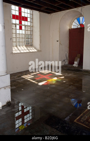 Reflexionen auf dem Boden im Inneren einer Kirche, die Schäden von Hurrikan Ivan 2004 Stockfoto