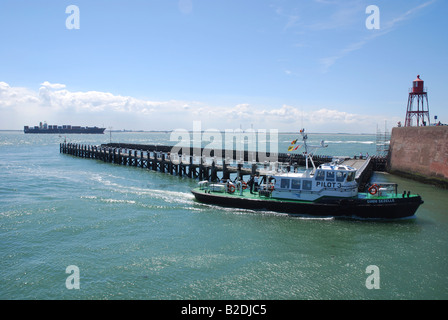 grüne Lotsenboot Wiedereinstieg in den Hafen von Vlissingen-Niederlande-Europa Stockfoto