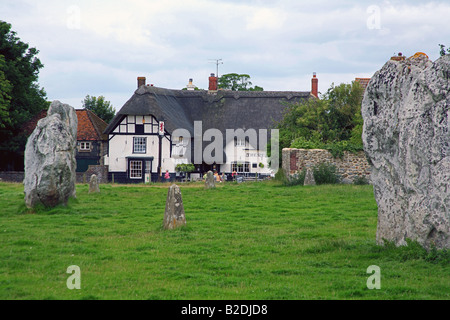 Die prähistorischen stehende Steinkreis in Avebury, Wiltshire, UK - Weltkulturerbe - vor The Red Lion Inn Stockfoto