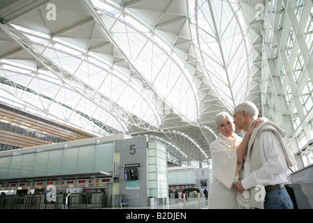 Romantische älteres Paar im Flughafen. Stockfoto