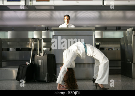 Junge Geschäftsfrau Back Flip im Flughafen zu tun. Stockfoto